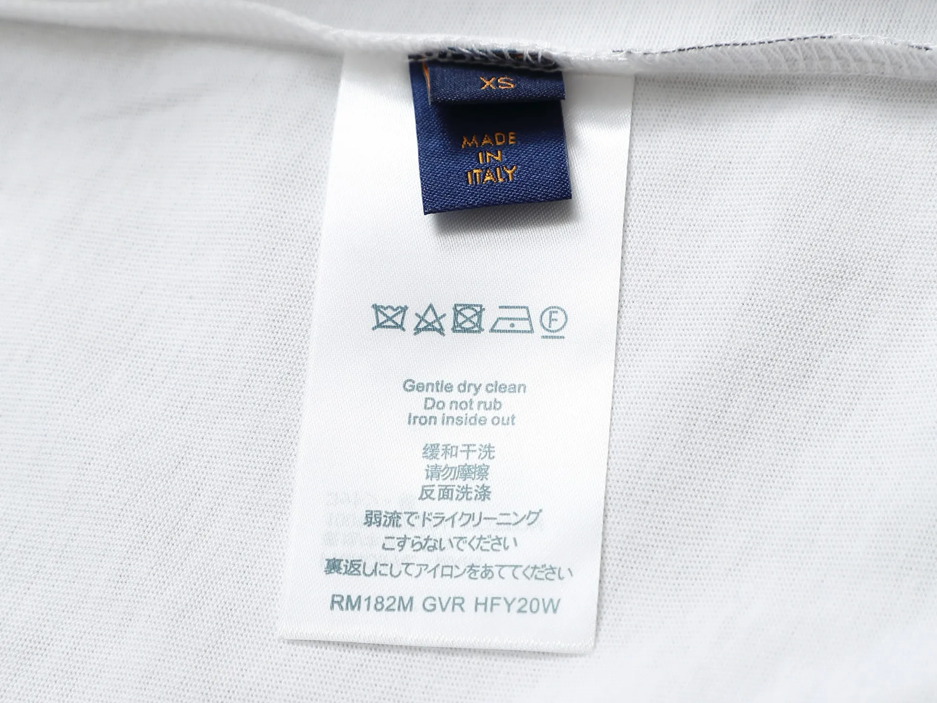 🅿️170 new models are available! 】 Newly upgraded new fabric - high-quality LOUIS V UITTON Louis Vuitton 2025ss latest style leather logo foam round neck short-sleeved T-shirt upper body effect Fabric #300G thick weight double yarn cotton Custom dyeing Threaded neckline is not easy to deform Very comfortable to the touch Super versatile and good-looking short-sleeved Three-label complete Non-market ordinary version Feel free to compare Quality is absolutely guaranteed Same style for men and women Color: Black White Size: XS S M L